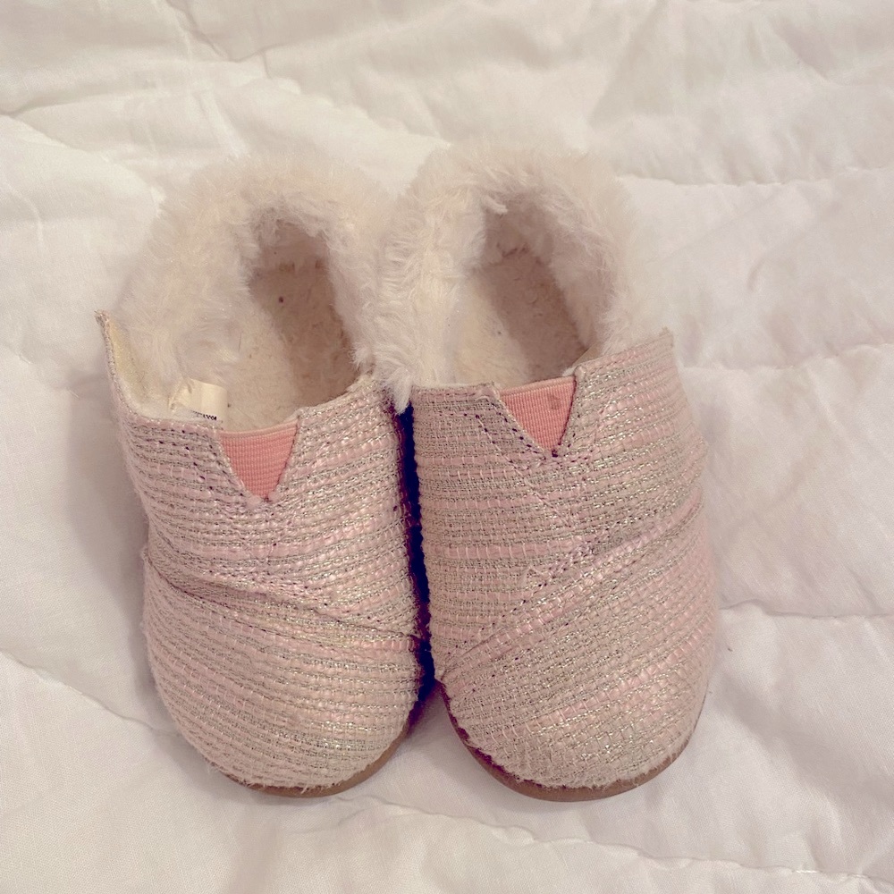 Adorable pink & silver glitter thread Toms with faux fur lining -toddler girl 6